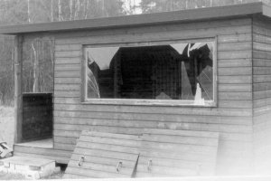 Fenster und Inneneinrichtung der Hütte wurden zerstört.