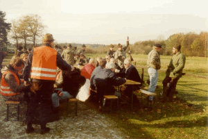 Jäger und Treiber nach geleisteter Arbeit bei der Mittagspause