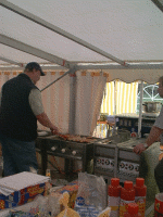 „Grillmeister“ John Sicks bei der Arbeit