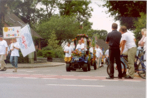 Der Festwagen der F.T.G. erreicht die Quickborner Straße / Dorfstraße.